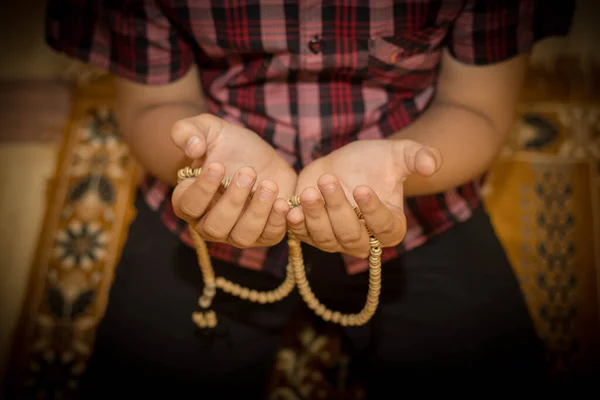 年轻的穆斯林男孩用祷告的节拍和文字的空间祈祷 用祷告的节拍近距离拍摄亚洲美丽的穆斯林男孩 — 图库照片