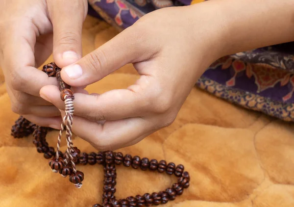 Donna Islamica Musulmana Che Gioca Con Ritmi Preghiera Giovane Donna — Foto Stock