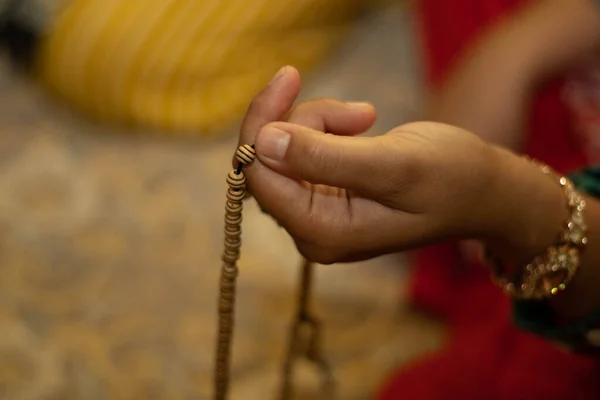 Mão Imagem Foco Seletivo Mulher Muçulmana Segurando Uma Pérolas Oração — Fotografia de Stock