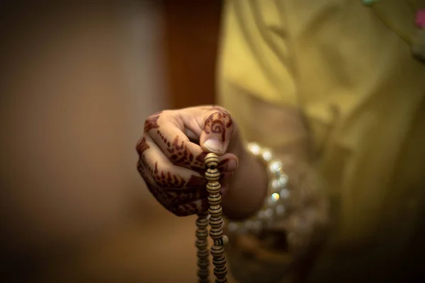Молода Мусульманка Молиться Ударами Молитви Малюнком Мехнді Простором Тексту Зблизька — стокове фото