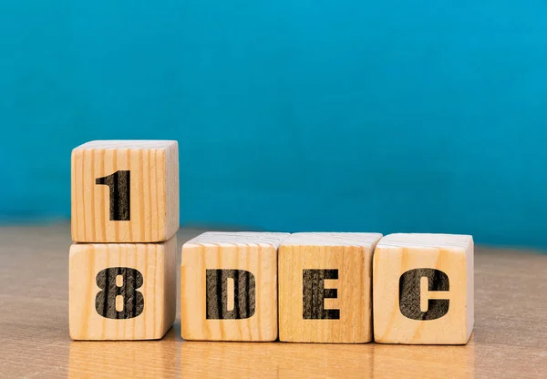 木地板上12月18日立方体形状日历 空格文字 木底上12月立方体日历 — 图库照片