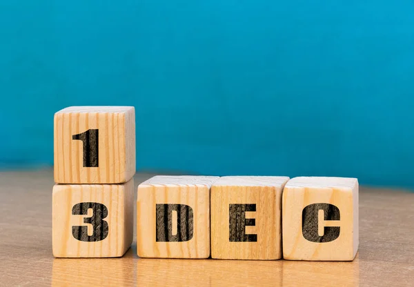 木地板上12月13日立方体形状日历 文字空白 木底上12月立方体日历 — 图库照片