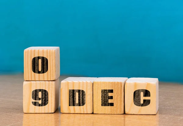 木地板上的立方体形状日历 09年12月为立方体日历 文字空白 12月为立方体日历 木制背景 — 图库照片