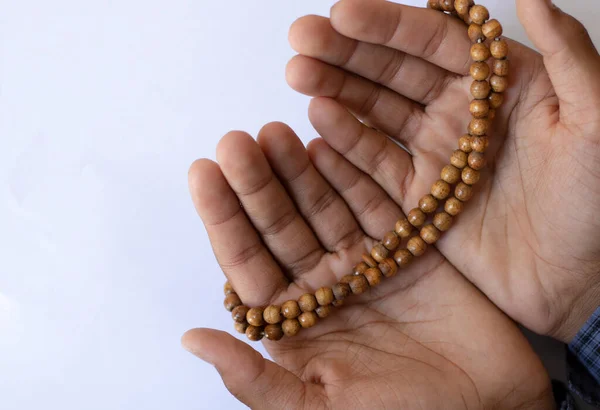Ázsiai Fiatal Fiú Nyitott Kézzel Imádkozik Fehér Háttérrel Fiú Imádkozik — Stock Fotó