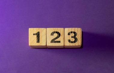 Ahşap alfabe numarası 123 blok mor arkaplan, kopyalama alanı