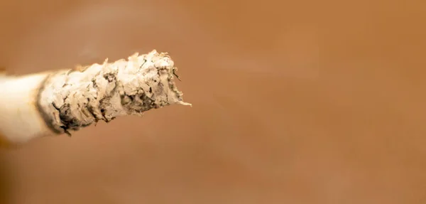 sigara arka planda izole, makro çekim yanan sigara