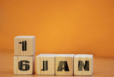 16 Ocak için tahta yüzey takvimi, metin için boş alan, tarihi olan yeni yıl tahta takvimi, tahta yüzeyi kopyalama alanı olan Ocak küpü takvimi.