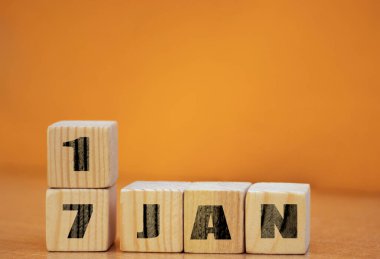 17 Ocak için tahta yüzey takvimi, metin için boş alan, tarihi olan yeni yıl tahta takvimi, tahta yüzeyi kopyalama alanı olan Ocak küp takvimi.