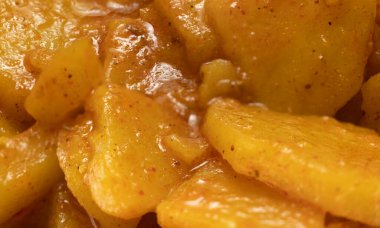 Kırmızı biberli patates kızartma, beyaz tabakta patates kızartma..