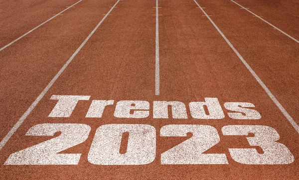 趋势2023写在跑道上 新概念写在跑道上 白色文字 图库图片