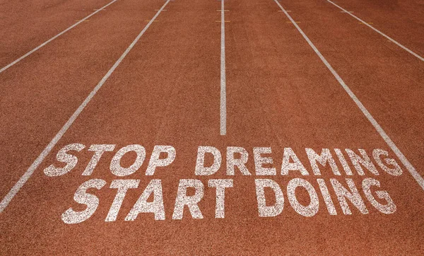 Stop Dreaming Start Doing Írt Futópálya Koncepció Futópálya Szöveg Fehér Stock Fotó