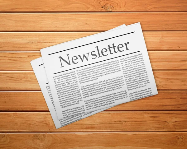 Tahta masada bir gazete, manşetli bir gazete.