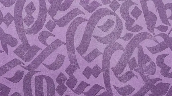 Pembe arka planı ve birbirine karışmış eski bir kağıt parçası olan duvardaki Arapça yazı kağıdı. Arapça harfleri çevir.