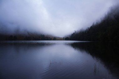 Ranu Kumbolo Gölü sabah sisli olur.