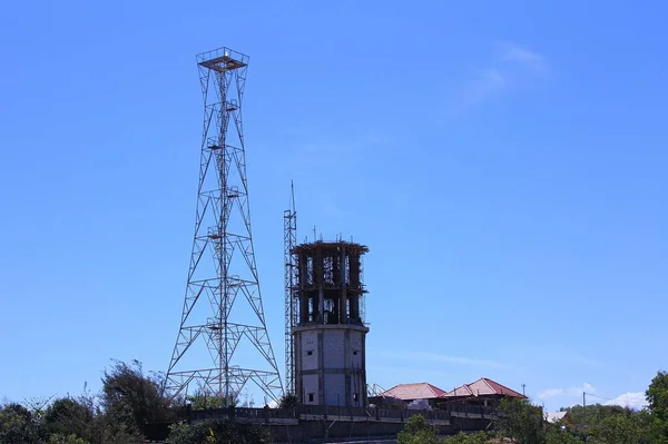 Torre Delle Telecomunicazioni Nel Parco — Foto Stock