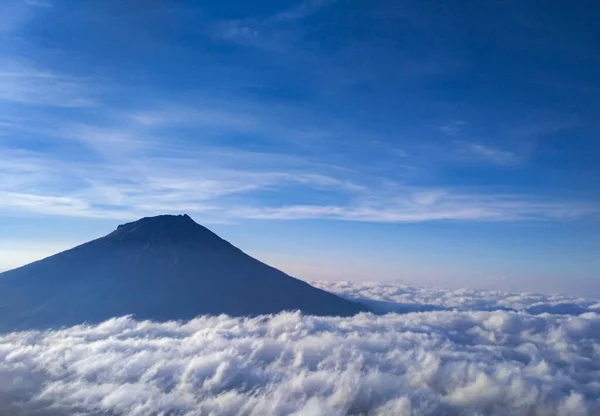 Berg Mit Dicken Weißen Wolken Und Blauem Himmel — Stockfoto