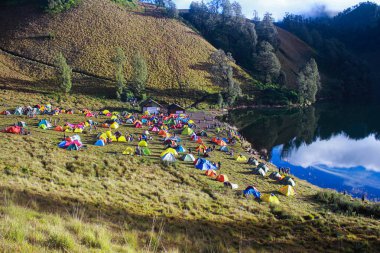 Ranu Kumbolo Dağı 'ndaki dağcı kampında.