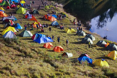 Ranu Kumbolo gölünün kıyısında güzel bir kamp çadırı.