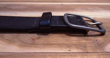 Tahta arka planda demir toka başlığı