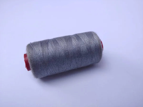 白い背景に隔離された糸の灰色のスプール — ストック写真
