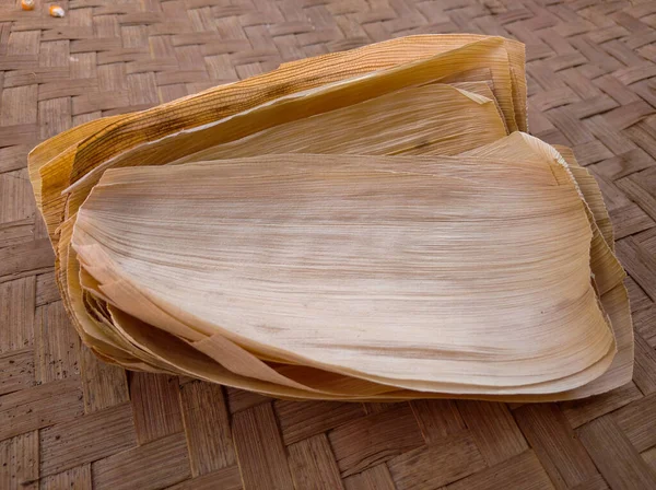 Száraz Kukoricahéj Szövött Bambuszon — Stock Fotó
