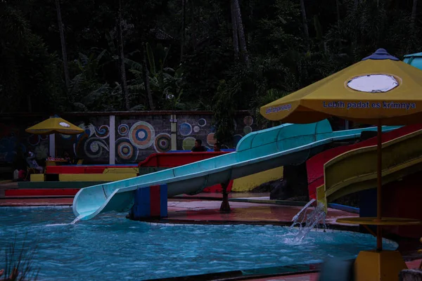 ウォーター スライド付きのスイミング プール — ストック写真