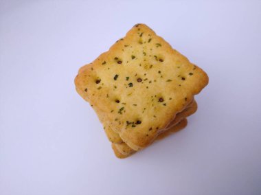 Beyaz arka planda izole edilmiş çikolata dolu bisküvi