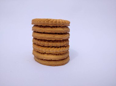 Beyaz arka planda altın kahverengi bisküviler