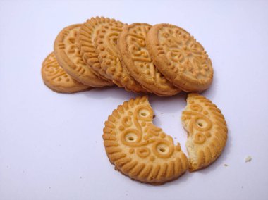 beyaz zemin üzerinde kahverengi bisküvi