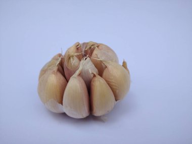 Beyaz arkaplanda sarımsak izole edilmiş.