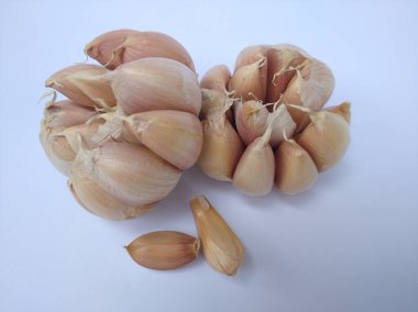 bir demet izole beyaz zemin üzerine sarımsak