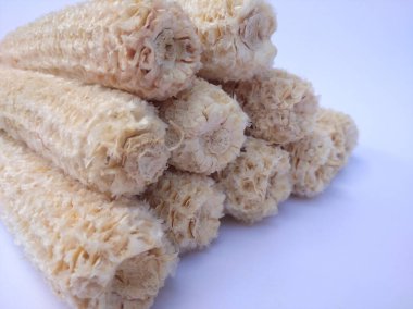 Beyaz arkaplanda kuru mısır koçanı