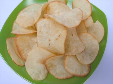 Yeşil tabakta Cassava cipsi.