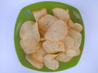 Beyaz arka planda yeşil tabakta çıtır çerez.