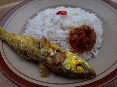 Süt balığı, beyaz pirinç ve domates sosu.