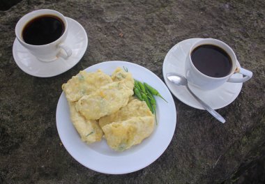 Bir bardak kahve ve atıştırmalıkla kahvaltı.