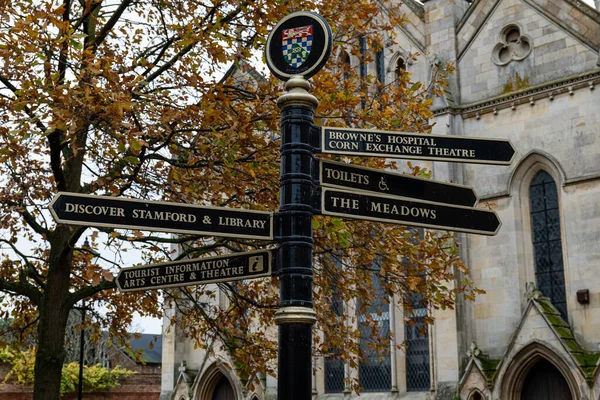 Londra, İngiltere-Mayıs 19, 2016: Saint-Louis Katedrali 'nin ünlü işareti