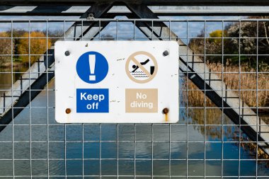 Uyarı işareti ve yolun girişinde kimse yok, tehlike var.