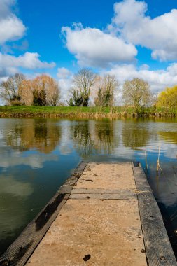 Güzel mavi gökyüzü olan göl