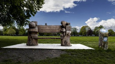 Parkın yakınındaki ahşap bankın manzarası..