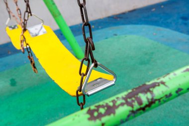 Parkta yeşil alan geçmişi olan bir swing oyuncağı.