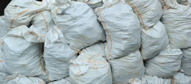 Yenilenen ya da yapım aşamasında olan binalardan kalma kullanılmış enkaz yığınları.