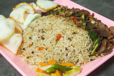 Pembe tabakta sebzeli, krakerli ve turşulu baharatlı pilav..