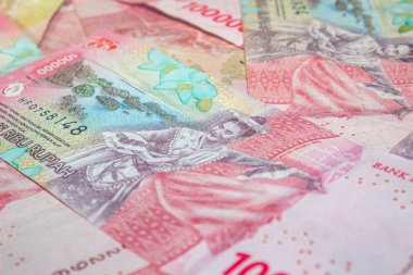 Endonezya 100,000 Rupiah 'lık yakın plan pembe tonlu banknotlar.