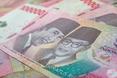 Endonezya 100,000 Rupiah 'lık yakın plan pembe tonlu banknotlar.