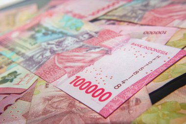 Endonezya 100,000 Rupiah 'lık yakın plan pembe tonlu banknotlar.