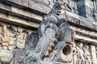 Borobudur Tapınağı 'nda Kala' nın detaylı bir taş oymasının yakın çekiminde antik sanat eserleri sergileniyor.