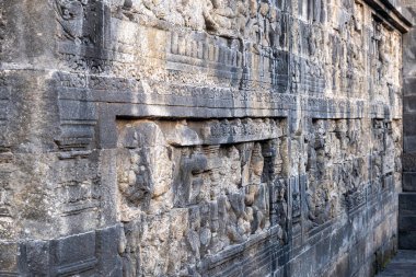 Karmaşık şekilli antik taş duvar oymaları bir tapınak koridorunda..