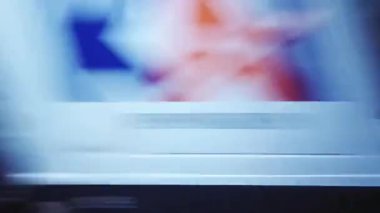 Çok hızlı hareket eden bir tren, seyahat konsepti için trenin yolcu penceresinden görülüyor.