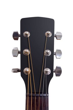 Akortçu ve telli akustik gitar başlığının yakın çekimi. Başlık siyah, akortçular krom ya da gümüşten. Dizeler çeşitli renklerde..